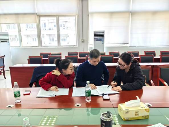 一群人坐在桌子前 AI 生成的内容可能不正确。