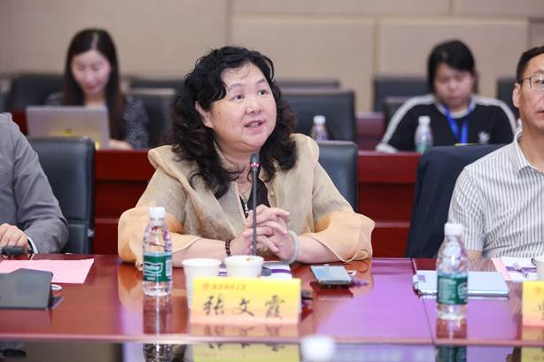 人们坐在桌子前 AI 生成的内容可能不正确。